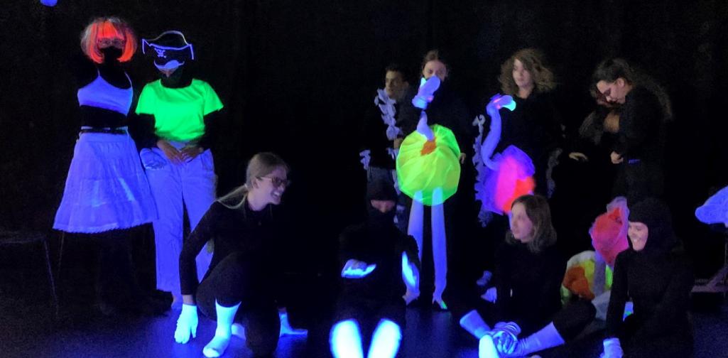 Schwarzlichttheater “Sing – Swing – Sträuße drin”